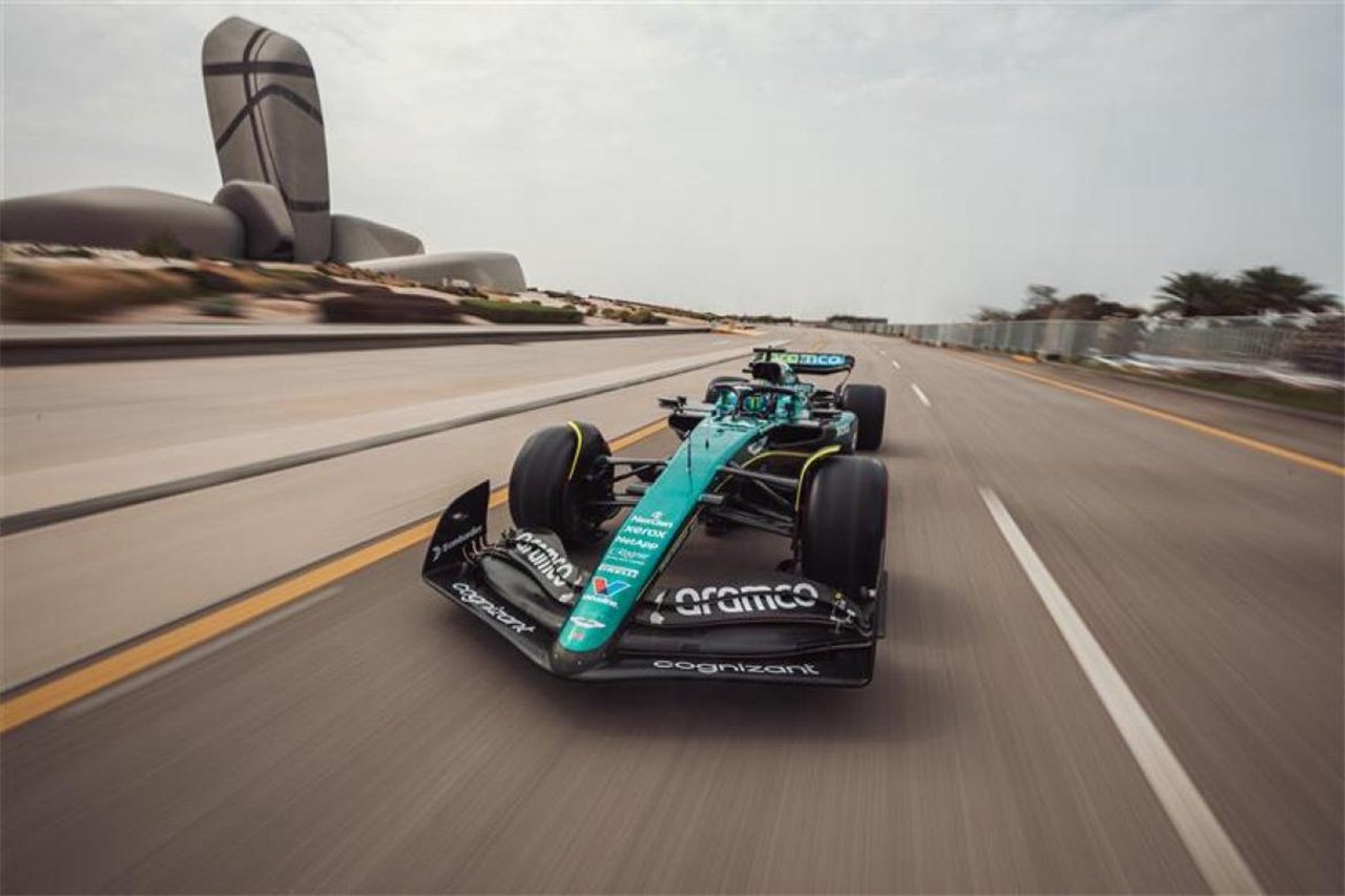 アストンマーティン パートナーのアラムコとF1サウジアラビアGPを祝う